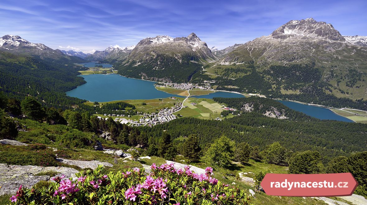 Švýcarska příroda s jezerem