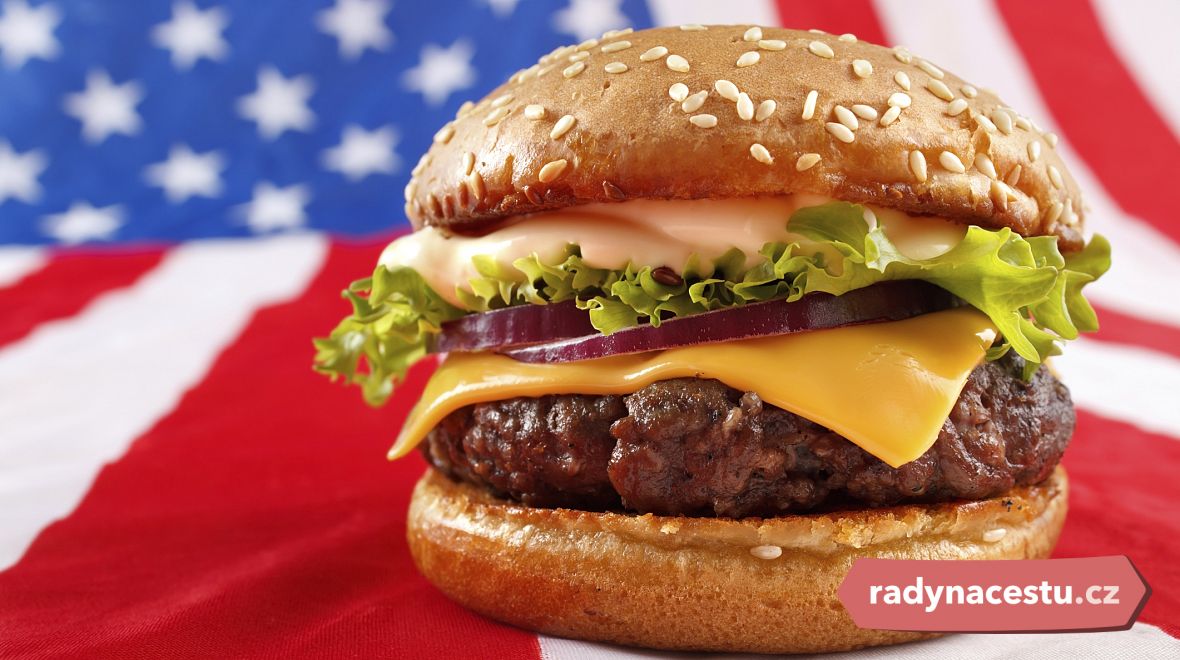 Hamburger na každém stole, vlajka na každém domě - to je USA
