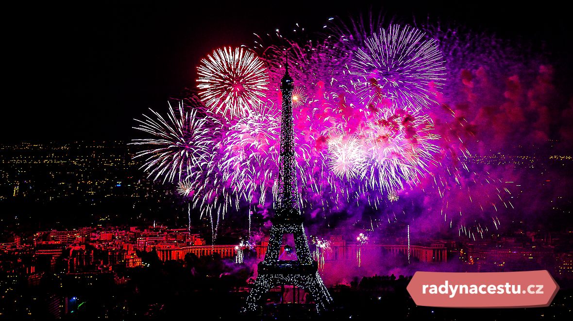 Ohňostroje nad Eiffelovkou rozzáří nebe několikrát do roka