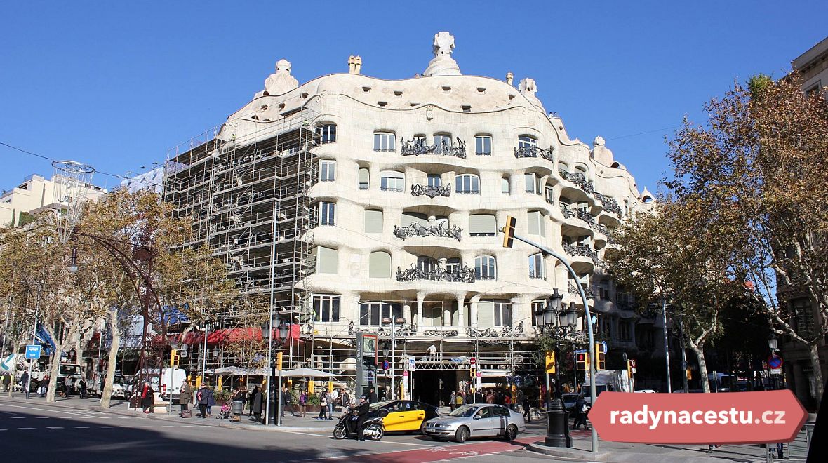 Je to největší Gaudího činžák v Barceloně. Místní mu říkají "kamenolom"