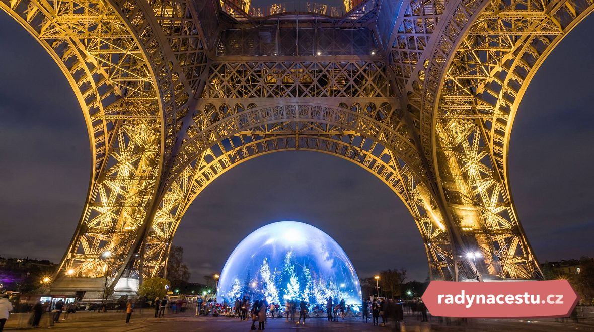 Překvapení - zasněžený les vyrostl přímo pod Eiffelovkou