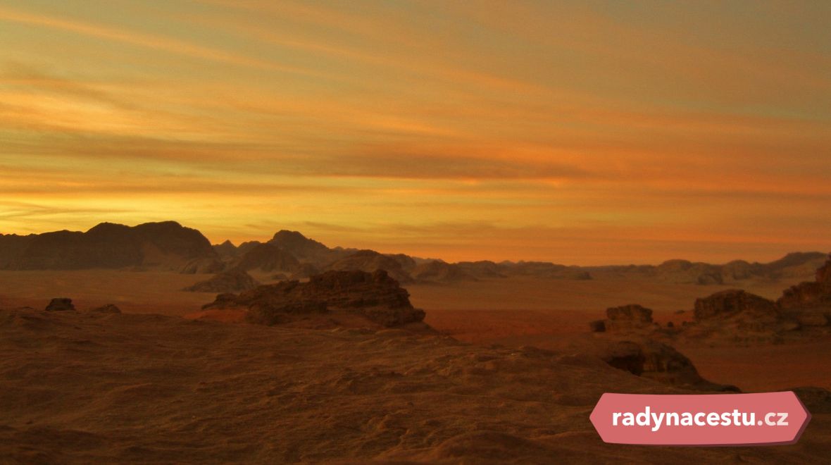 Západ slunce v jordánské poušti