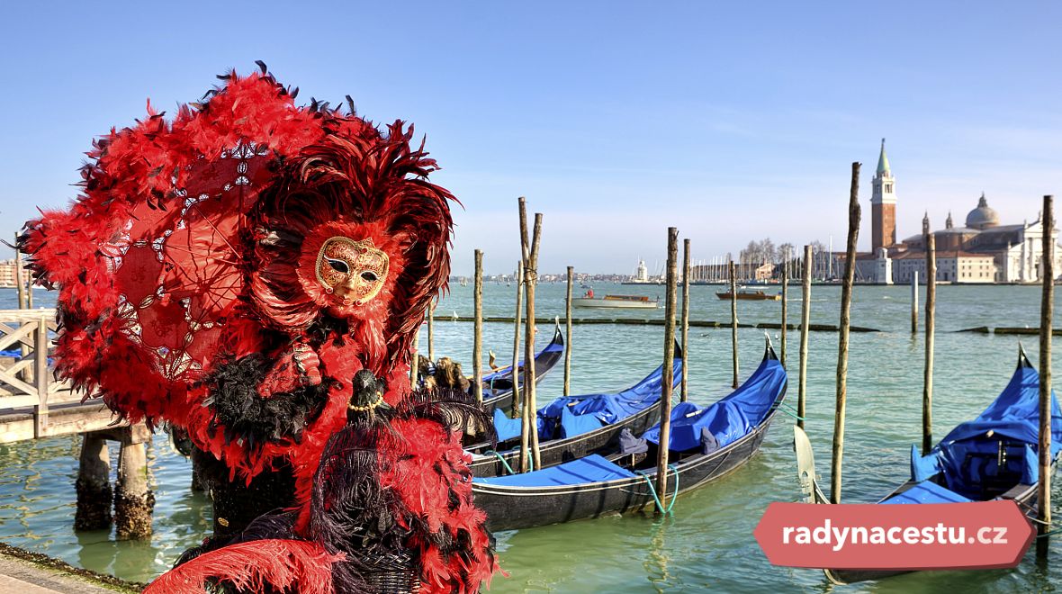 Benátský karneval probíhá na ulicích