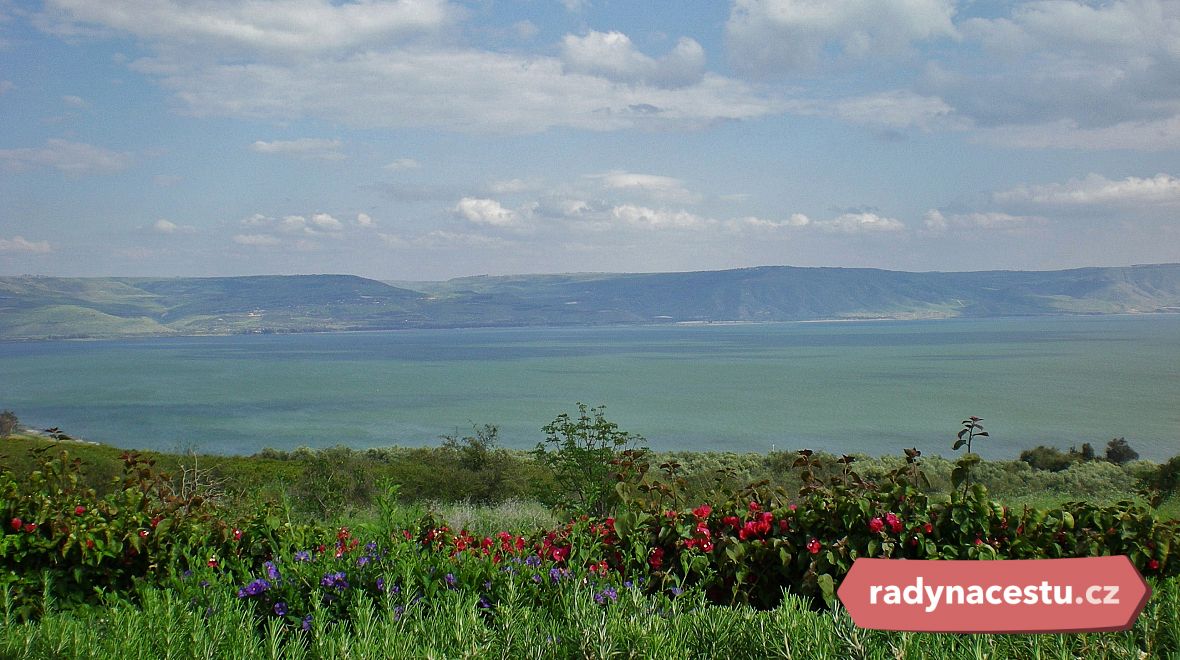 Galilejské jezero a Golanské výšiny z hory Blahoslavenstev