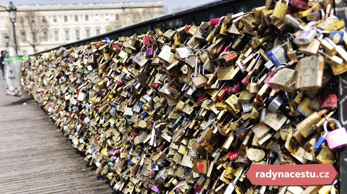 Pont des Arts dnes už jen očima všech romantických pamětníků... 