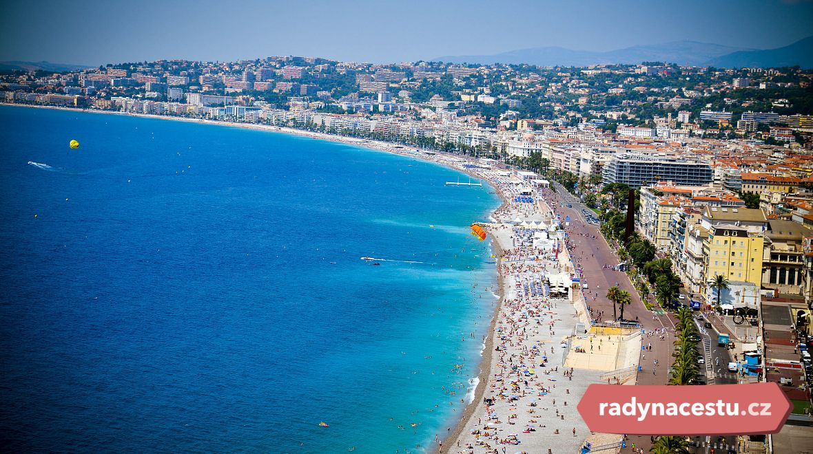 Azurové pobřeží nabízí krásné pláže např. v Nice