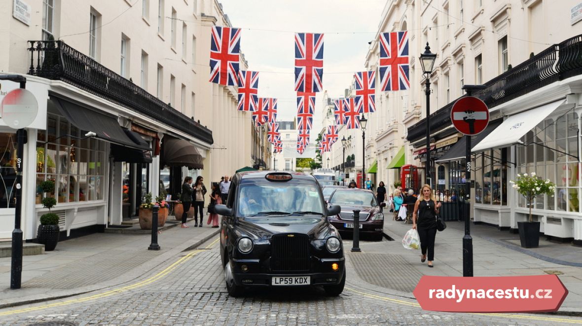 Černé londýnské taxi – jeden ze symbolů staré dobré Anglie a její metropole na Temži