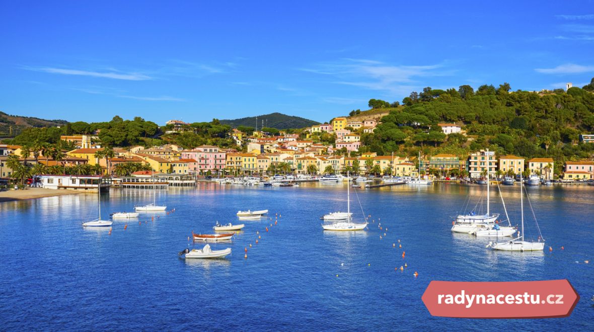 Porto Azzurro je atraktivním městem ve východní části Elby
