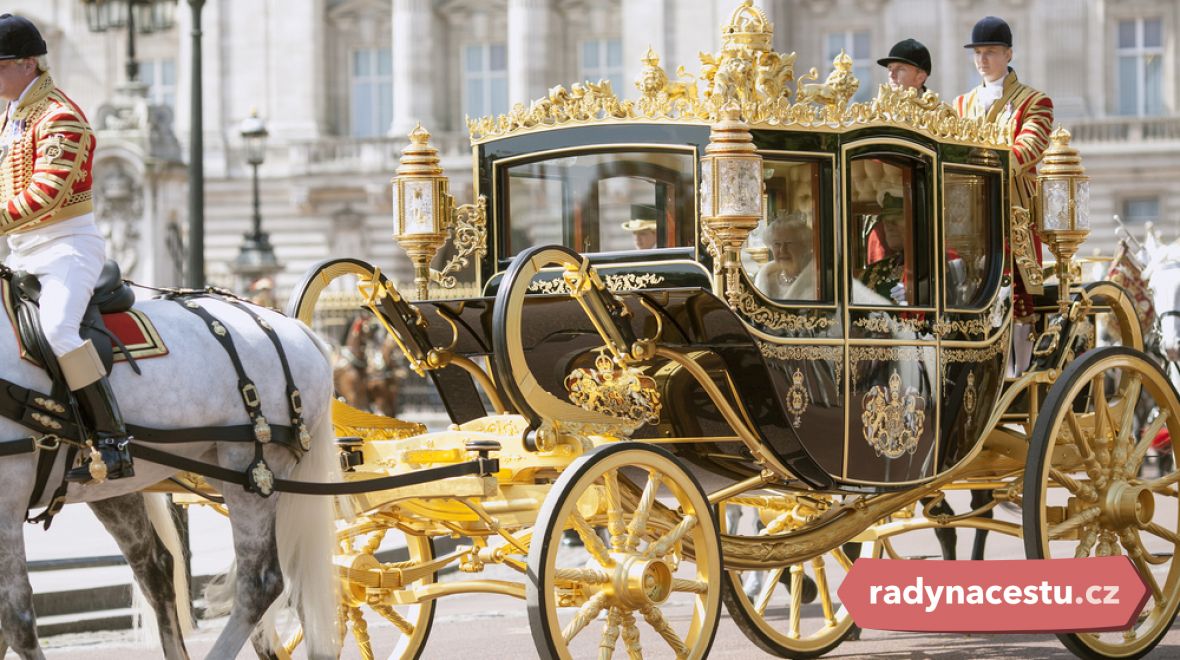 Královna Alžběta II. s manželem opouštějí Buckinghamský palác a míří do Westminsterského paláce