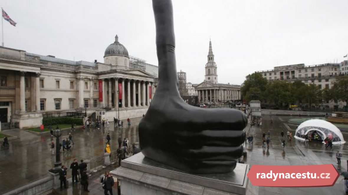 Plastika se vztyčeným palcem na Trafalgarském náměstí	