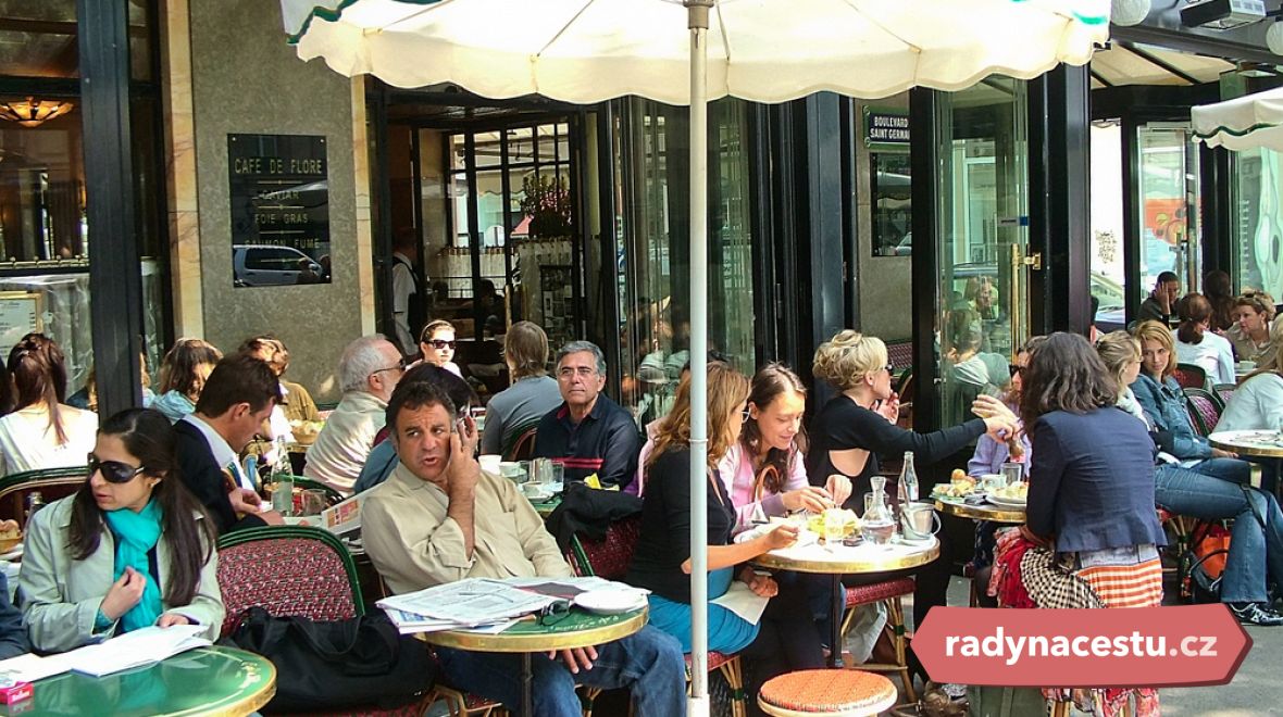 Pařížské kavárny, kde si můžete dát něco rychlého k snědku či šálek dobré kávy, si zamilujete