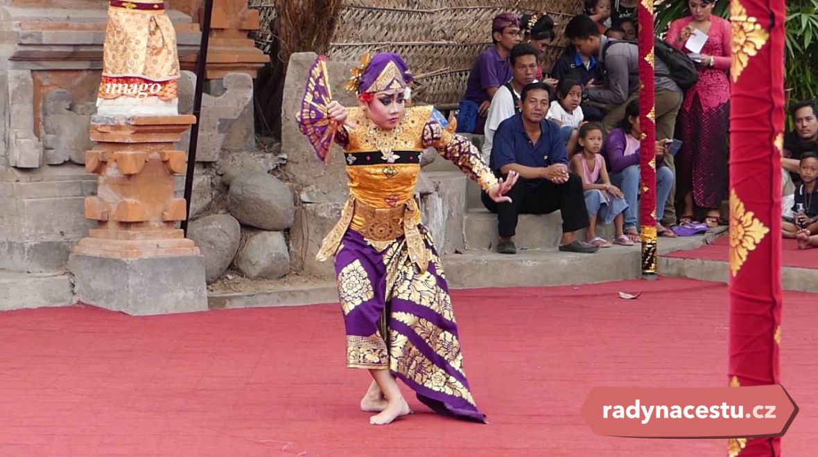 Bali stojí za návštěvu i pro turisty obdivované místní tance