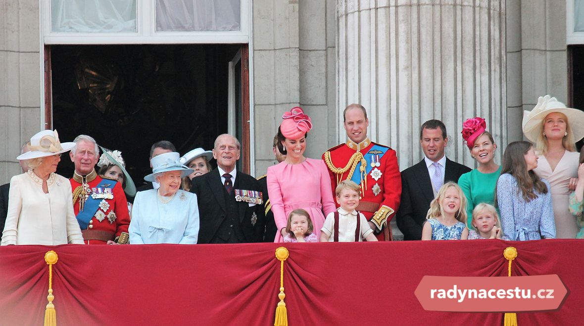 Královská rodina na balkoně Buckinghamského paláce