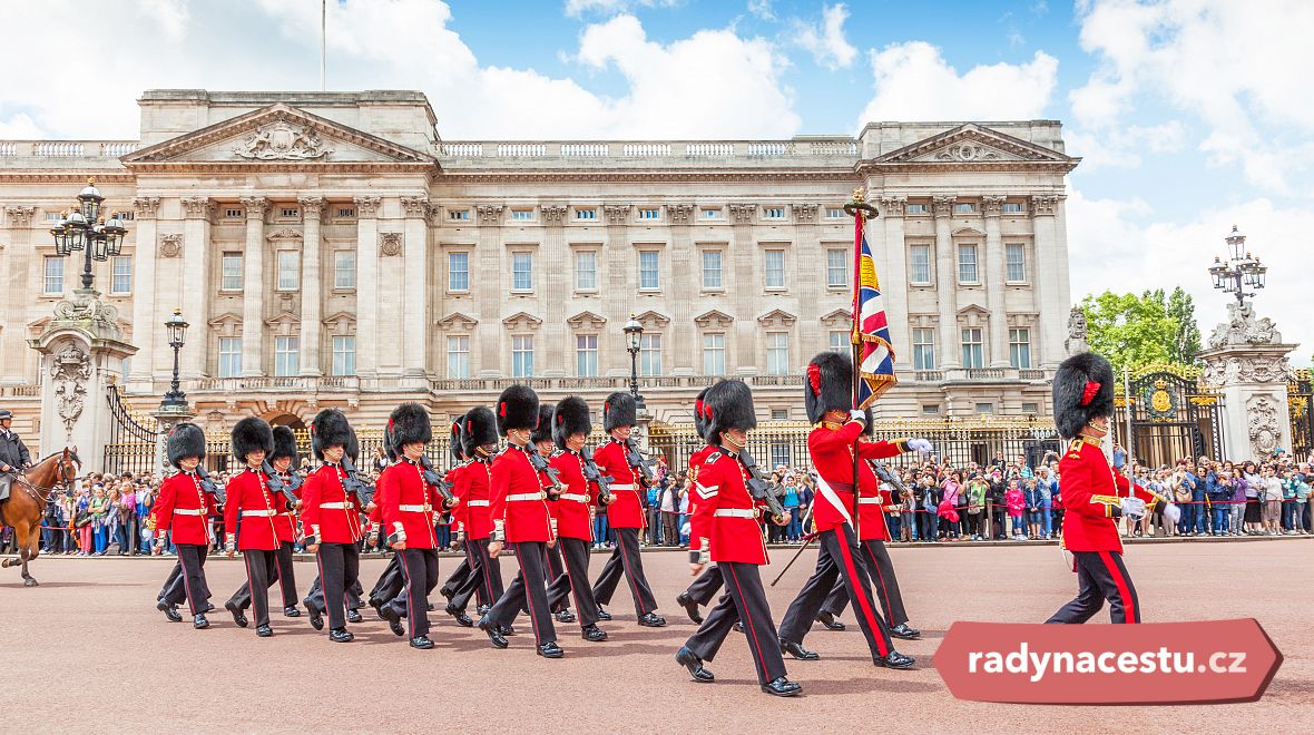 Oficiálním sídlem panovníka se Buckinghamský palác stal až za vlády královny Viktorie