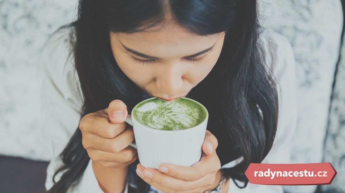 Máte rádi zelený čaj? A mléko? Dopřejte si luxusní zážitek a vyzkoušejte matcha latte