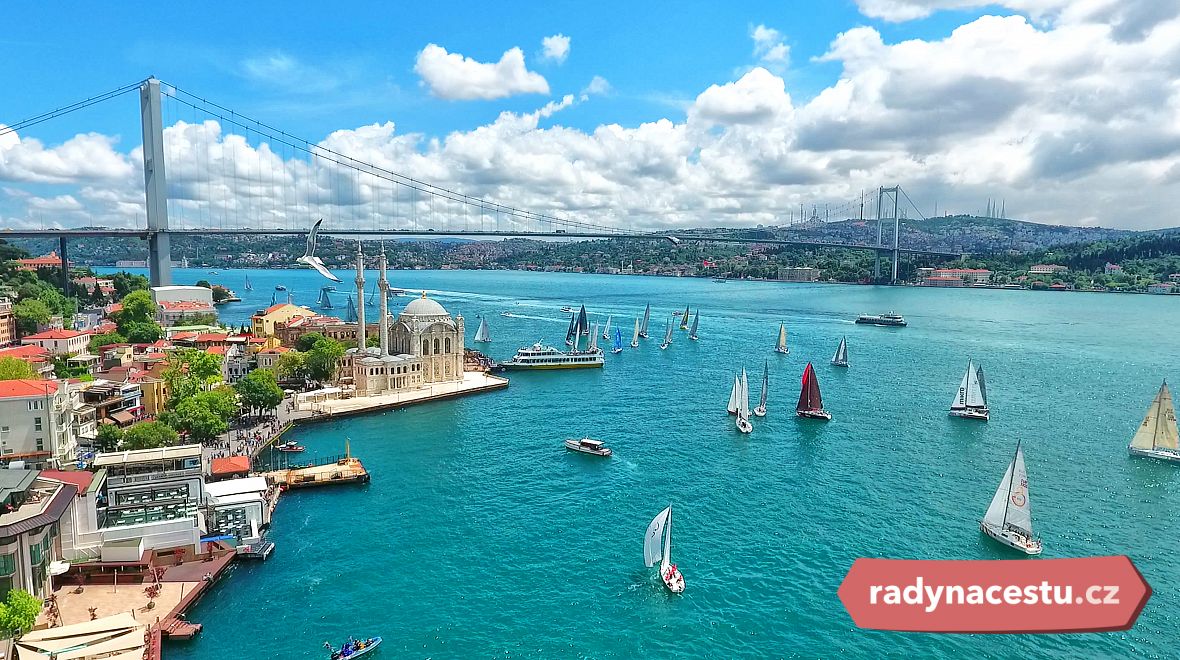 Mezi asijskou a evropskou částí Istanbulu se táhne Bosporský most