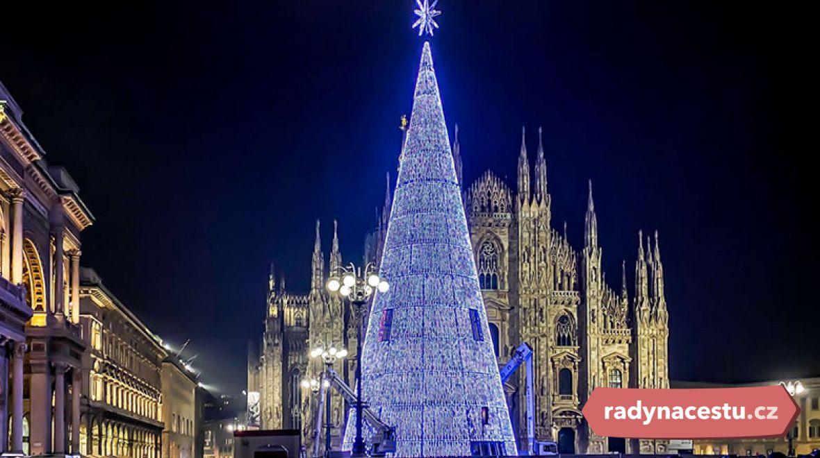 Milánské náměstí Piazza del Duomo letos září jako ve světle reflektorů 