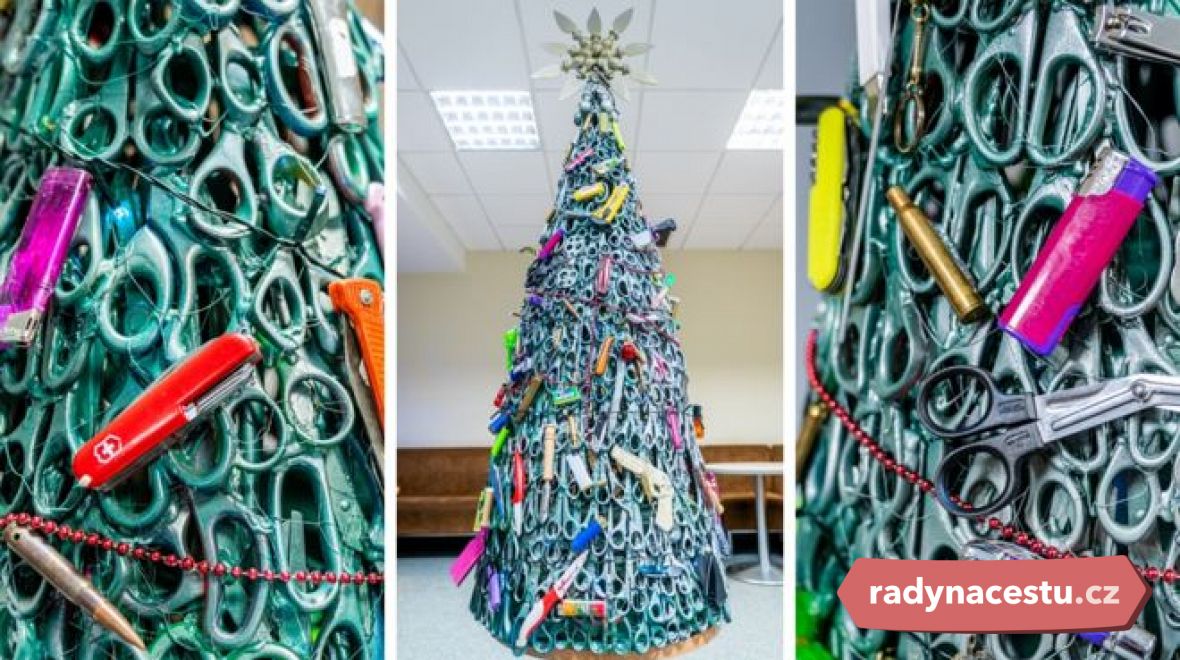 Předměty, které jsou zakázány pro přepravu, nyní zdobí netradiční vánoční stromek