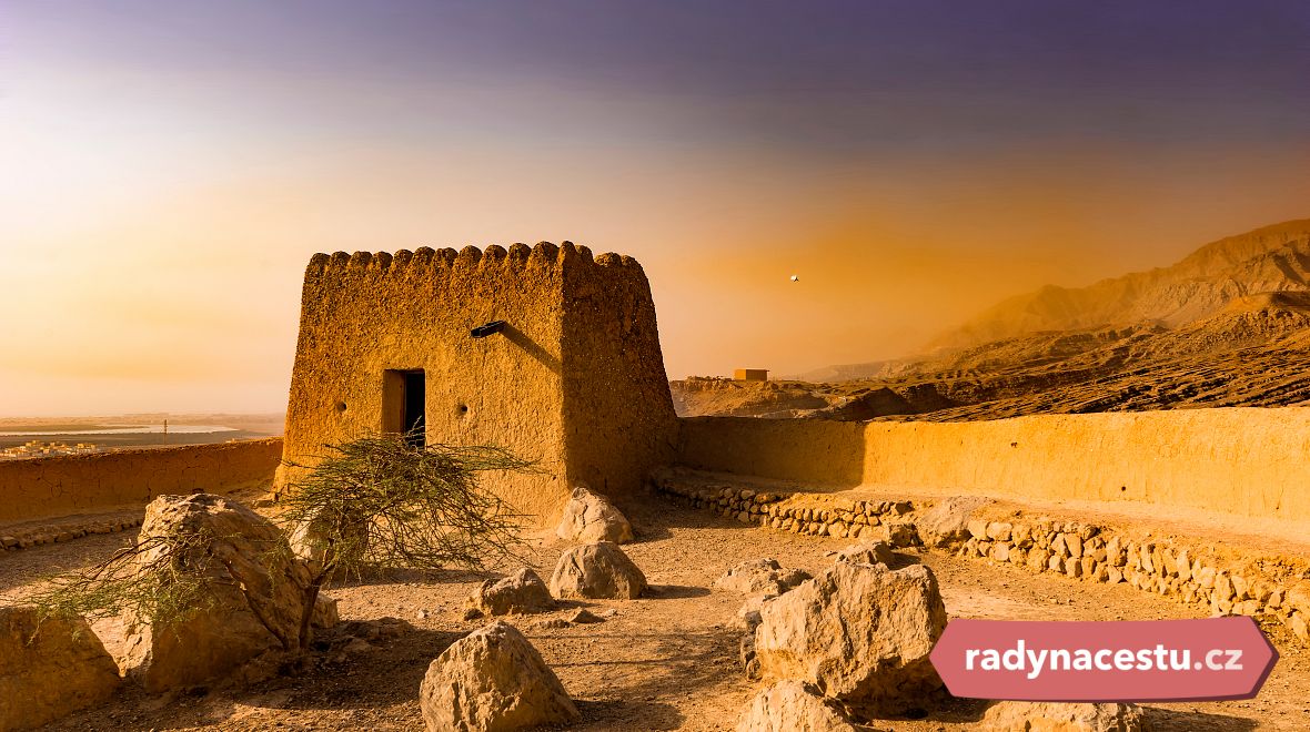 V poušti emirátu Ras al Khaimah se nacházejí obranné věže