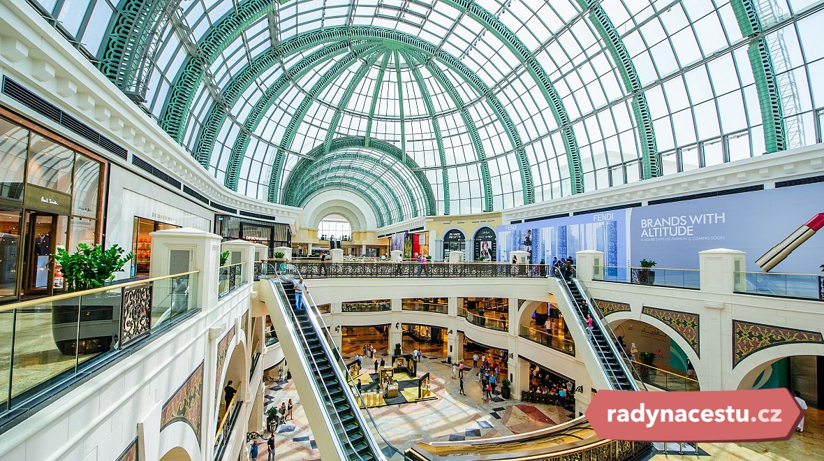 Mall of the Emirates je považován za první nákupní resort na světě