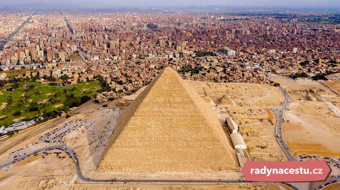 Není tak úplně zvykem, že by hned za městem rostly pyramidy. Káhira je výjimkou