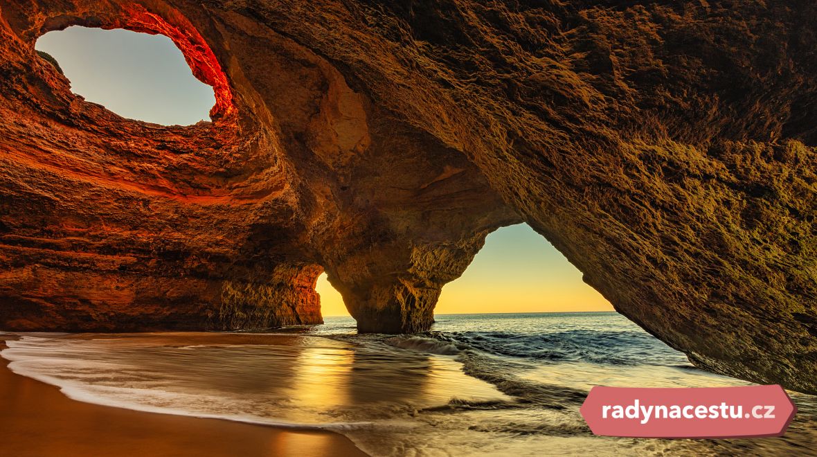 Jedinečné skalní útvary na plážích v Algarve