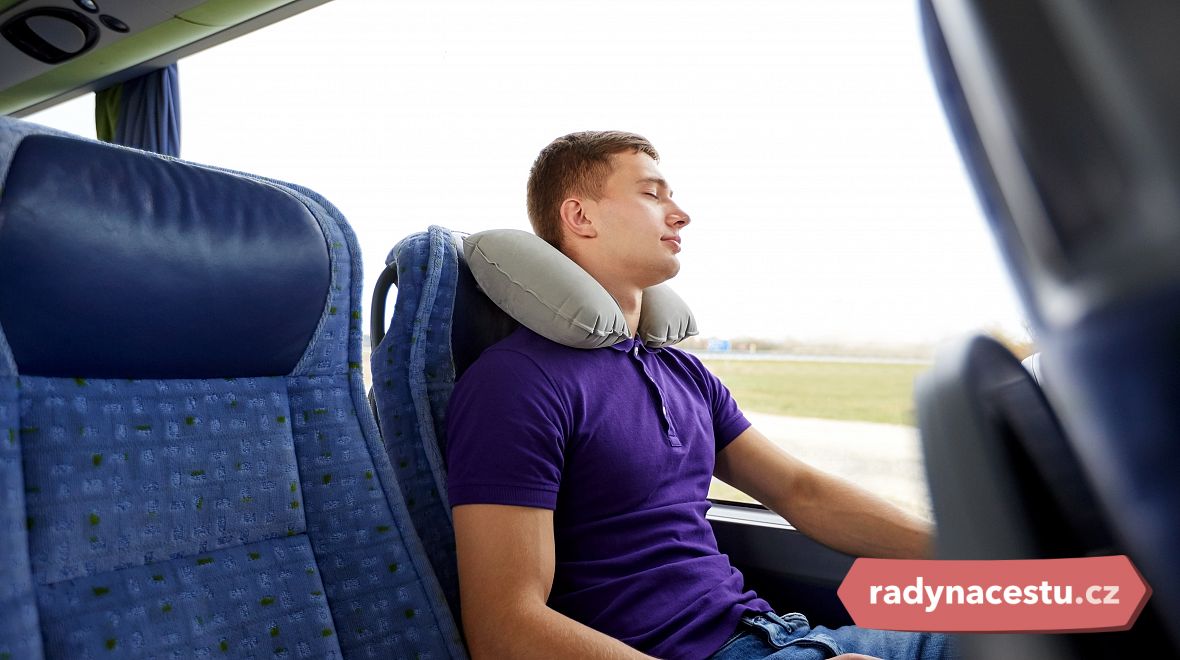 Jak se po noci v autobuse probudit plni energie? 6 tipů pro bezstarostný spánek na cestách