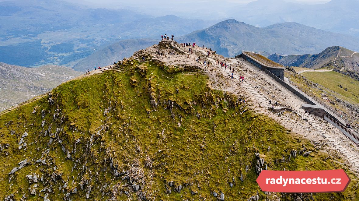 K vrcholu hory míří turisté z celého světa