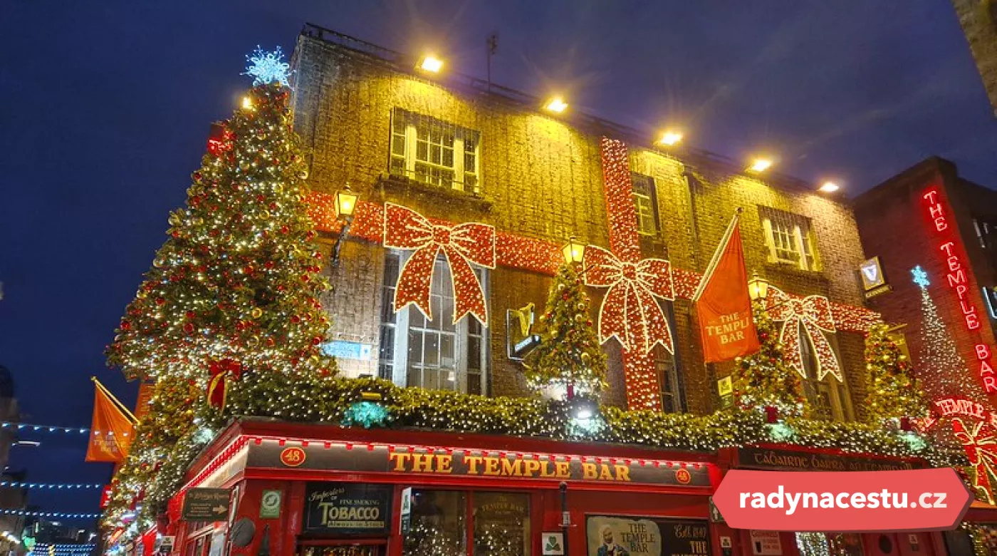 Slavný Temple Bar v Dublinu září vánočními světly
