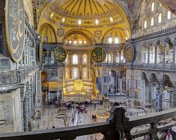 Interiér chrámu Hagia Sophia