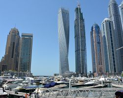 Ultramoderní čtvrť Dubai Marina má své kouzlo ve dne i v noci