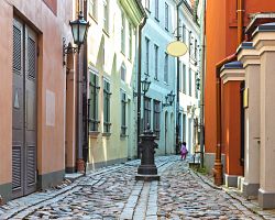 Křivolaké uličky ve městě Riga