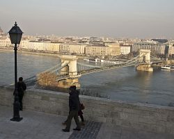 Pohled na Dunaj s Řetězovým mostem