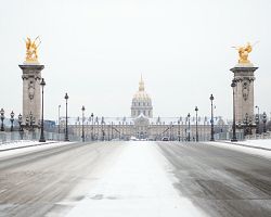 Invalidovna a Most Alexandra III. po sněhovou pokrývkou