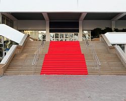 Slavné schody s červeným kobercem před Festivalovým palácem v Cannes