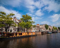 Půvabný kanál u domu Anne Frankové v Amsterdamu