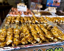 Rybí pochoutky z trhu v Cukidži v Tokiu
