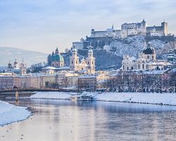 Pohled na historické město Salzburg s řekou Salicí