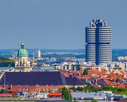 Budova továrny na výrobu automobilů BMW je jednou z dominant Mnichova