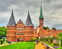 Středověká brána Holstentor v Lübecku