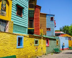 Barevné domky ve čtvrti La Boca v Buenos Aires
