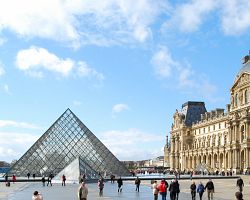 Skleněná pyramida na nádvoří muzea Louvre