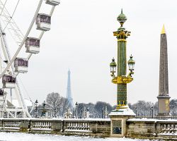 Náměstí Svornosti s obeliskem, ruským kolem a výhledem na Eiffelovu věž