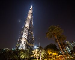 Nejvyšší budova světa Burj Khalifa v záři světel