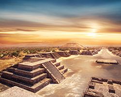 Pyramidy v Teotihuacánu