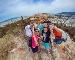 Selfíčko našich cestovatelů s výhledem na Akropoli