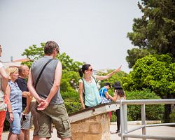 Naši cestovatelé s průvodkyní v Řecké agoře