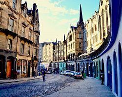Historickou atmosféru načerpáte na Victoria Street ve Starém městě v Edinburghu