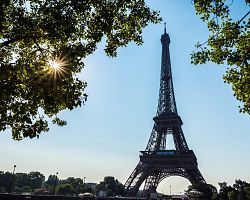 Impozantní Eiffelova věž při západu slunce