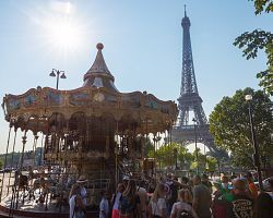 Nádherný pařížský kolotoč Carousel v pozadí s Eiffelovou věží